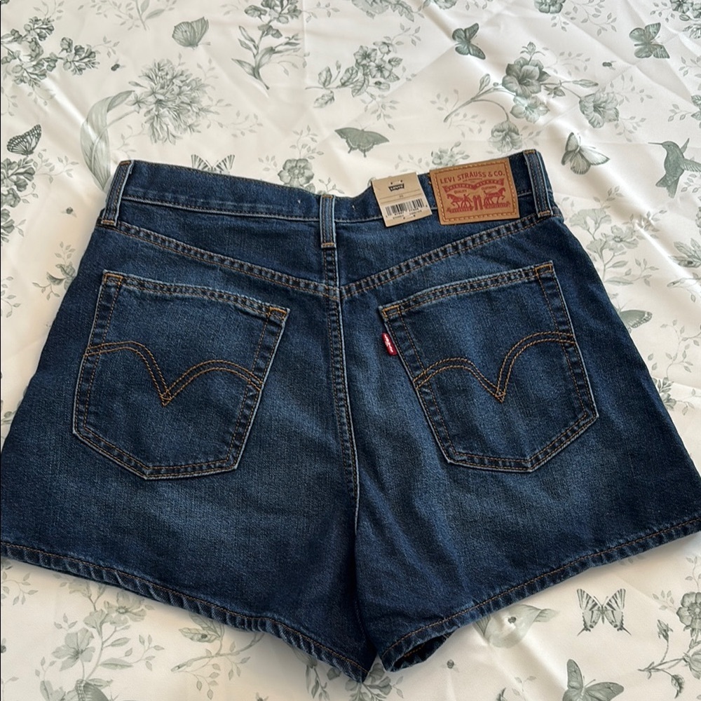 NEW Levi's High Waisted Mom Jean Shorts
NWT
Size 30